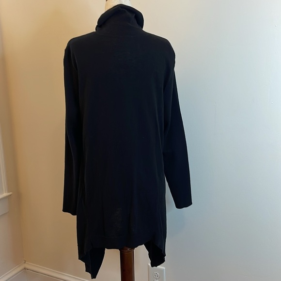 Chicos Featherweight Black Turtleneck Sweater Handkerchief Hem Size 1 - Picture 3 of 6